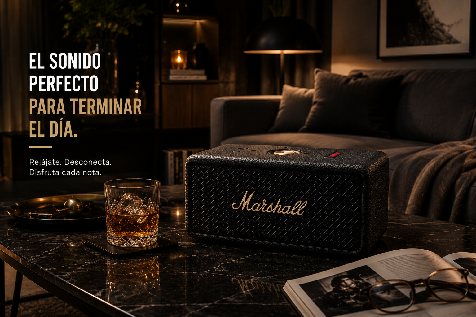 Marshall Emberton sobre mesa de centro con whisky en sala iluminada al anochecer
